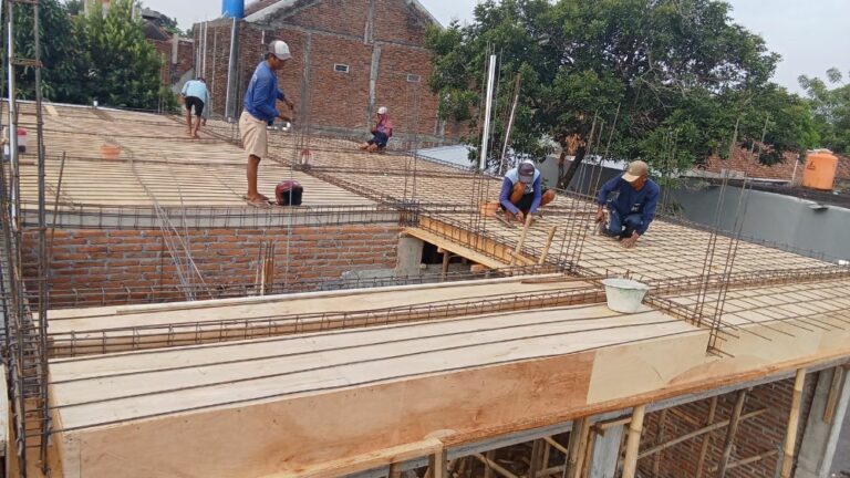 Homens em obra em um teto em construção para ilustrar o artigo sobre como ter dinheiro para construir.