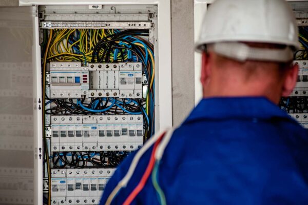 Eletricista Residencial x Industrial: Quais as Diferenças?