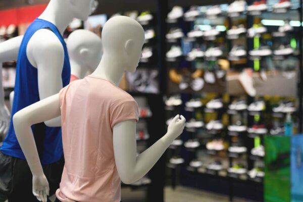 Como a Iluminação Certa Valoriza Produtos Esportivos e Aumenta Ticket Médio